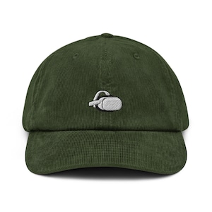 Può includere: Cappellino da baseball in velluto a coste verde scuro con logo cuffie VR bianco ricamato sul davanti. Il cappellino ha una visiera curva e un cinturino regolabile sul retro.