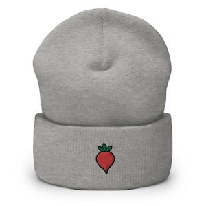 Puede incluir: Gorro gris con un diseño de remolacha roja bordado.
