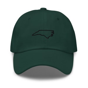 K&ouml;nnte beinhalten: Eine dunkelgr&uuml;ne Baseballkappe mit einem gestickten Umriss des Bundesstaates North Carolina in Schwarz.