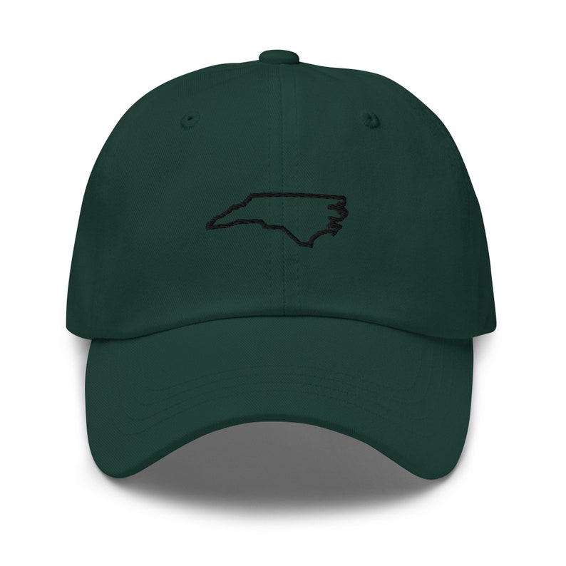 K&ouml;nnte beinhalten: Eine dunkelgr&uuml;ne Baseballkappe mit einem gestickten Umriss des Bundesstaates North Carolina in Schwarz.