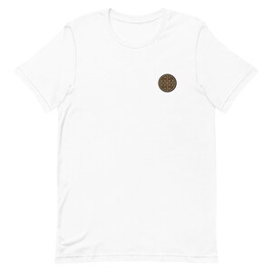 Op de afbeelding: Wit T-shirt met een bruine wafelprint op de voorkant.