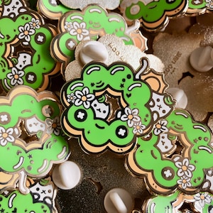 Jasmine Matcha Sunshine Mochi Doughnut Hard Enamel Pin- lindo, kawaii, regalo, alfiler de solapa