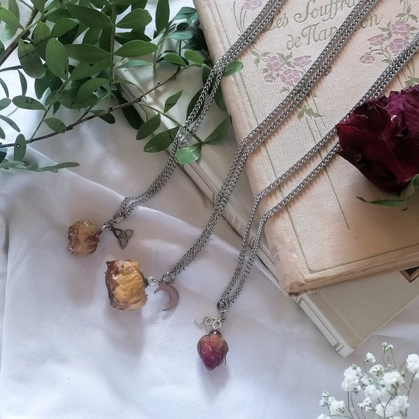 Collier avec rose naturelle résiné