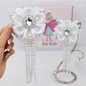 ホワイトラインストーンフラワーヘアクリップ（パール付き）｜2個