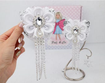 ホワイトラインストーンフラワーヘアクリップ（パール付き）｜2個