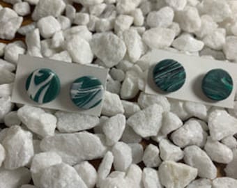 Handgemachte Ohrstecker aus Polymer Clay. Super leicht und leicht zu tragen.