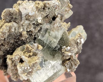ポルトガル、パナスケイラ鉱山産の蛍石、硫砒鉄鉱、白雲母、水晶、緑色