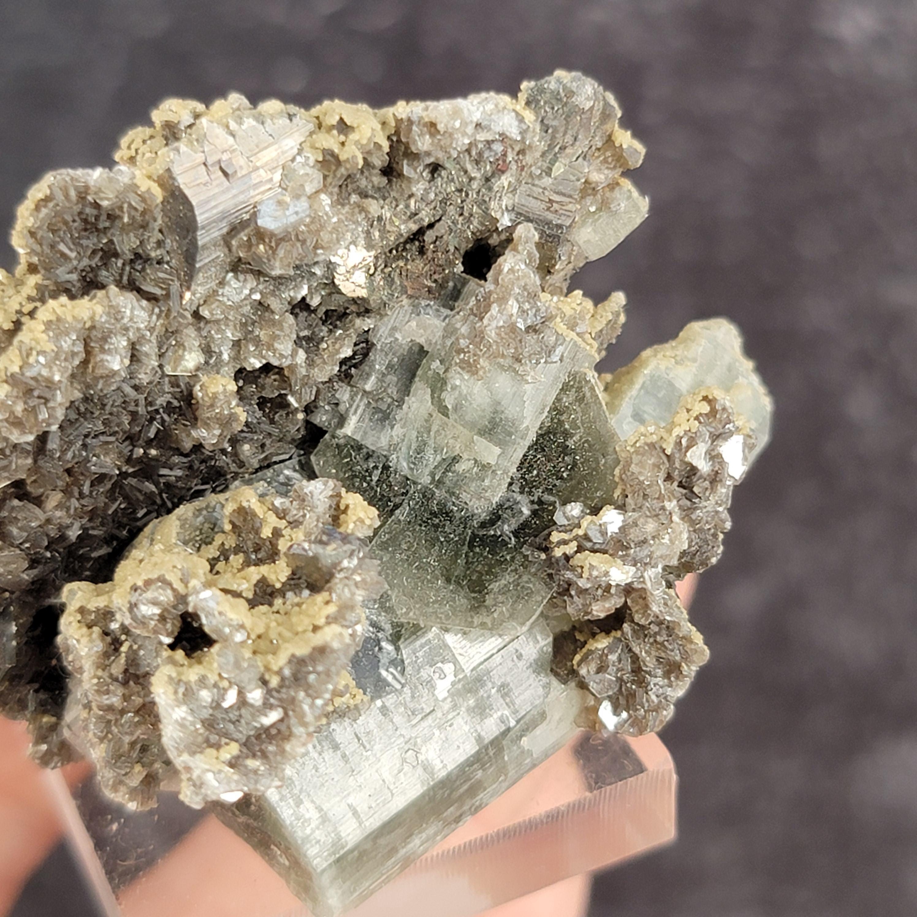 ポルトガル、パナスケイラ鉱山産の蛍石、硫砒鉄鉱、白雲母、水晶、緑色