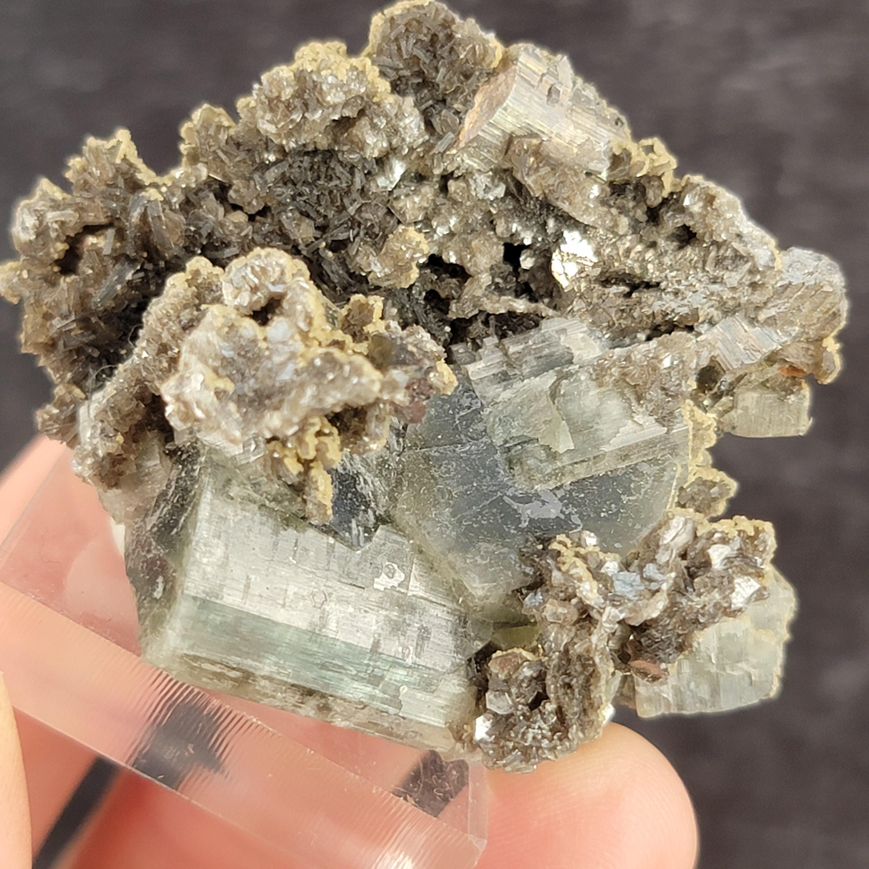 ポルトガル、パナスケイラ鉱山産の蛍石、硫砒鉄鉱、白雲母、水晶、緑色