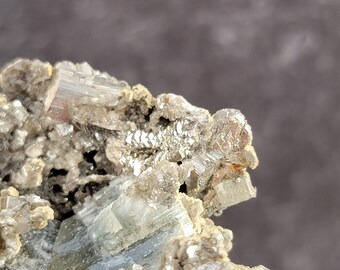 ポルトガル、パナスケイラ鉱山産の蛍石、硫砒鉄鉱、白雲母、水晶、緑色