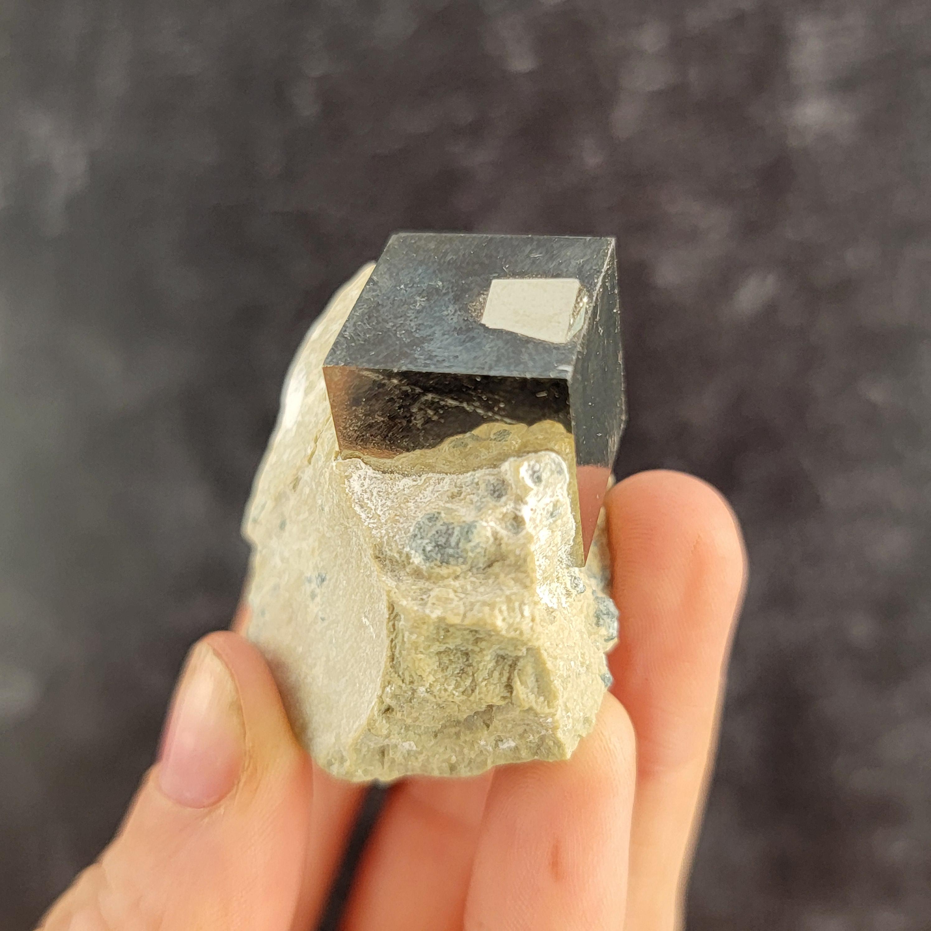 鉄鉱石 立方体 黄鉄鉱 スペイン産の母岩付き立方体黄鉄鉱 天然黄鉄鉱 