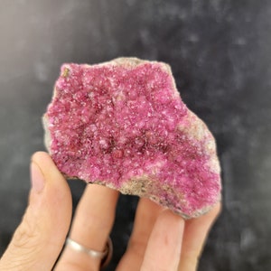 Roze kobaltcalcietcluster uit Congo, op zichzelf staand exemplaar van roze calciet