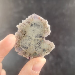 Rodaja de aragonito morado de La Pesquera, Cuenca, España, luz negra reactiva a los rayos ultravioleta, fluorescente, placa pulida, cristal de piedra preciosa