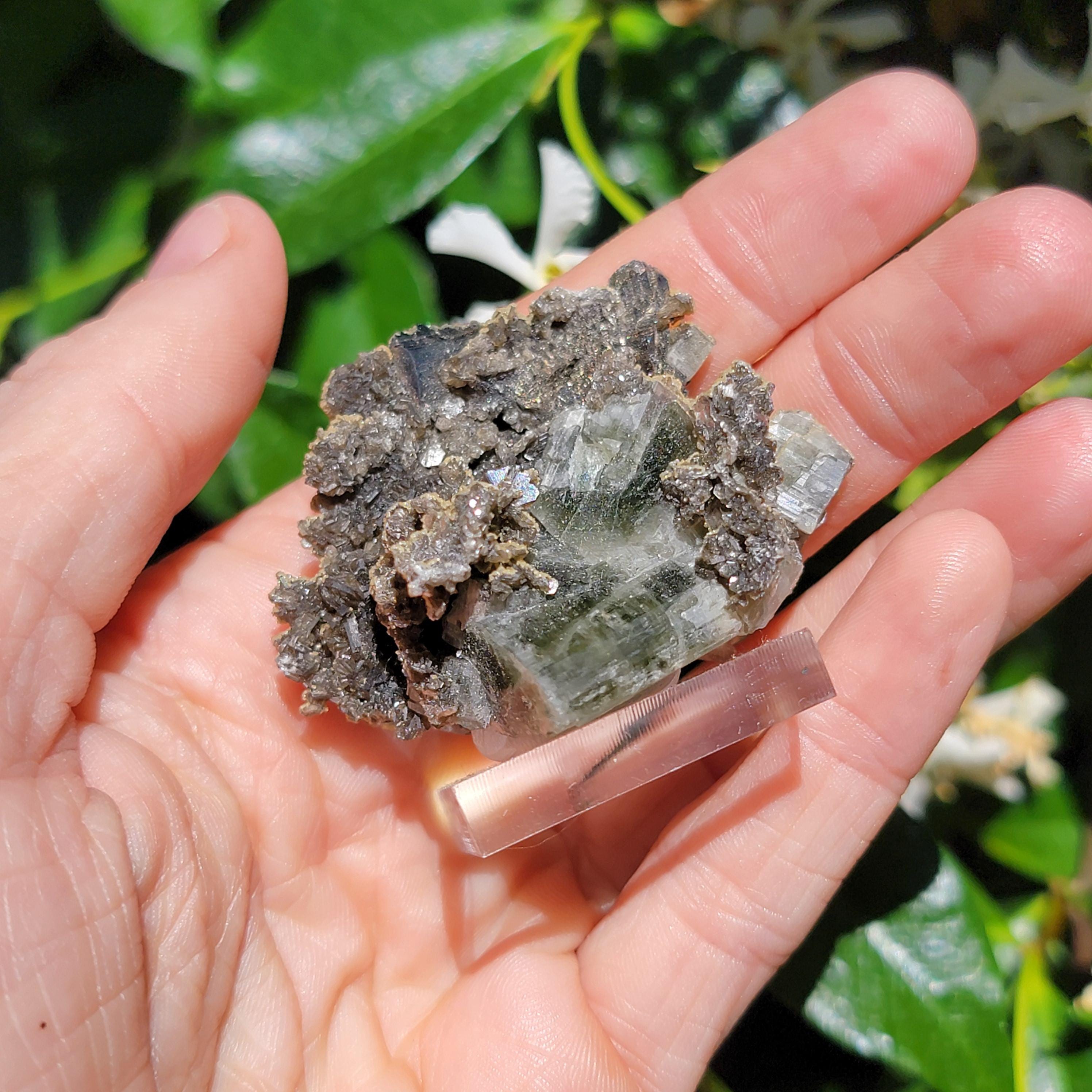 ポルトガル、パナスケイラ鉱山産の蛍石、硫砒鉄鉱、白雲母、水晶、緑色