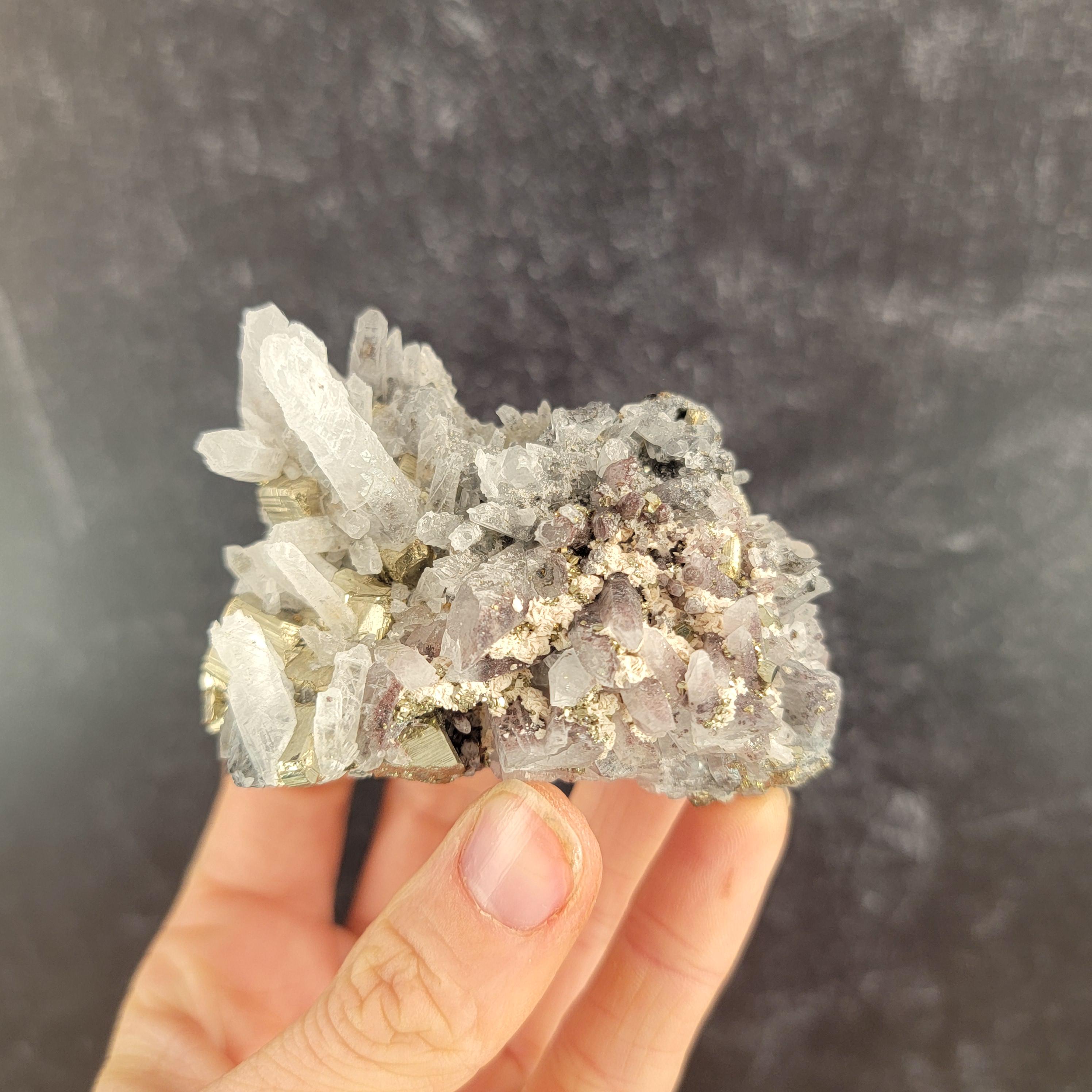【ニードルクォーツ】水晶、黄鉄鉱 ペルー産 60×45×57mm ペルー、ワロン鉱山産のクォーツ、黄鉄鉱 + 閃亜鉛鉱、天然のフールズ