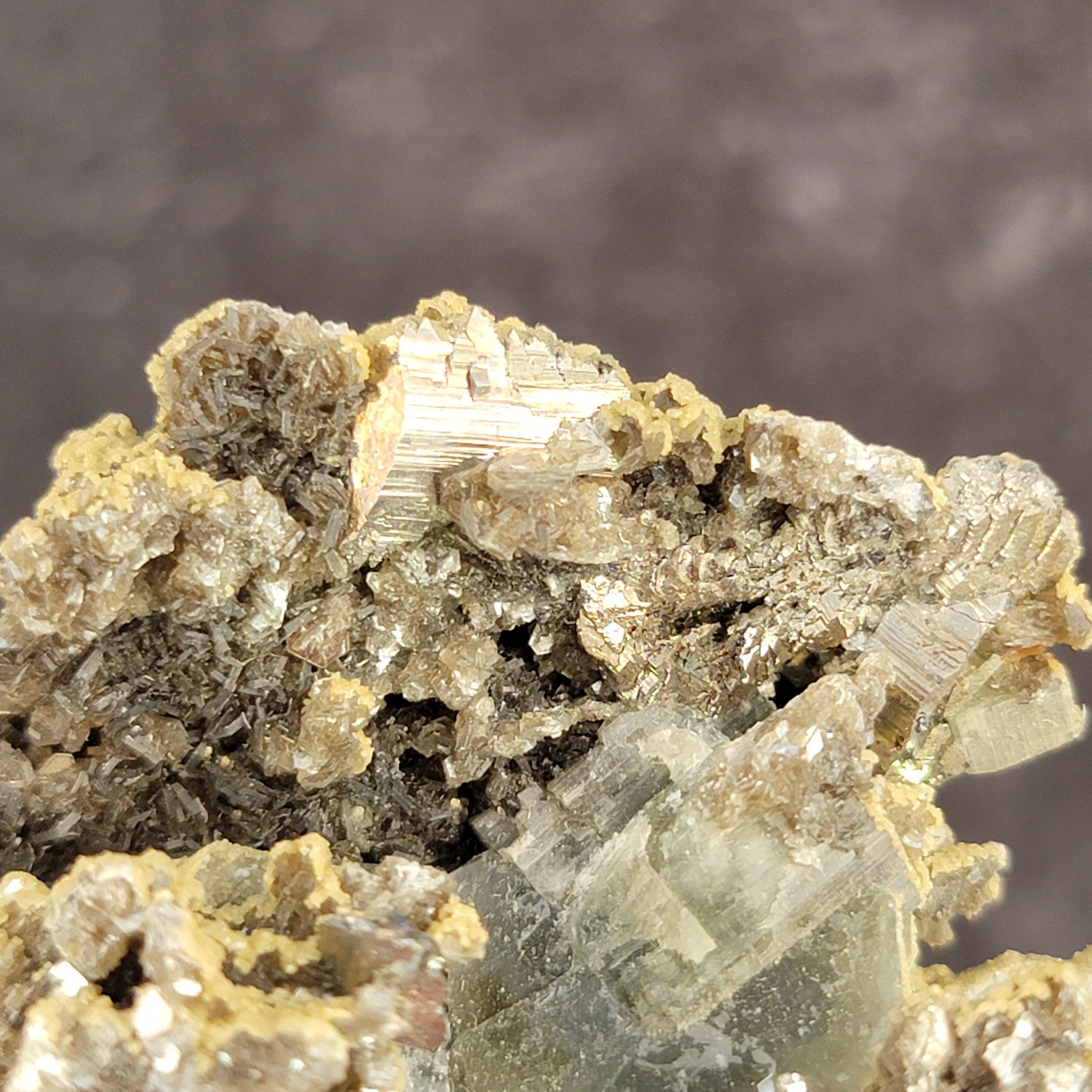 ポルトガル、パナスケイラ鉱山産の蛍石、硫砒鉄鉱、白雲母、水晶、緑色