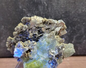 ポルトガル、パナスケイラ鉱山産の蛍石、硫砒鉄鉱、白雲母、水晶、緑色 