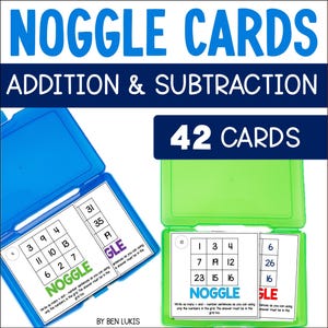Könnte beinhalten: Lehrspiel "Noggle Cards" für Addition und Subtraktion mit 42 Karten. Das Bild zeigt zwei offene Kunststoffboxen, eine blaue und eine grüne, die jeweils Karten mit Zahlenfeldern und dem Wort "NOGGLE" enthalten.