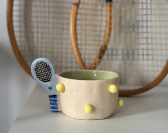 Tazza da tennis in ceramica fatta a mano: design con racchetta e palline