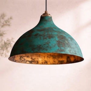Lámpara colgante vintage hecha a mano: lámpara de techo con pátina turquesa y cobre, iluminación industrial para cocinas y decoración rústica.