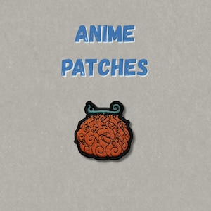 Op de afbeelding: Een geborduurde patch met een oranje, vlamachtig fruitontwerp met een blauwgroene steel, omlijnd in zwart. Boven de patch staat de tekst ANIME PATCHES in blauwe, blokvormige hoofdletters op een lichtgrijze achtergrond.