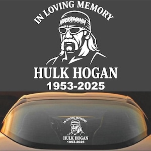 Puede incluir: Calcomanía de vinilo blanco con un retrato de Hulk Hogan con el texto "IN LOVING MEMORY" y "HULK HOGAN 1953-2025". La calcomanía se muestra en la ventana de un coche.