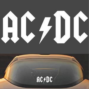 Puede incluir: Calcomanía de vinilo blanco del logotipo de AC/DC con un rayo. La calcomanía se muestra en la ventana trasera de un automóvil.