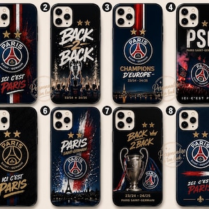 Peut inclure: Un ensemble de huit coques de smartphone noires arborant le logo du club de football Paris Saint-Germain. Les designs incluent l'écusson, deux étoiles dorées, le texte Ici C'est Paris, Back 2 Back, PSG, la tour Eiffel et des trophées.