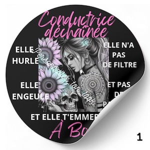 Puede incluir: Una pegatina redonda negra con un retrato de mujer, girasoles y una calavera. La pegatina tiene el texto "Conductrice déchaînée" en rosa y otro texto en francés. La mujer tiene tatuajes y está en blanco y negro.