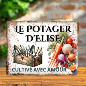 Könnte beinhalten: Ein rustikales Holzschild mit dem Text "LE POTAGER D'ELISE" und "CULTIVÉ AVEC AMOUR". Das Schild zeigt eine Holzkiste mit Gartengeräten und Illustrationen von Gemüse wie Karotten, Zwiebeln und Tomaten.