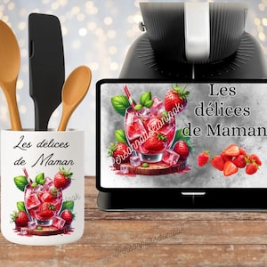 Peut inclure: Un pot à ustensiles en céramique blanche avec le texte "Les délices de Maman" et un motif de cocktail aux fraises. Des cuillères en bois et une spatule noire sont à l'intérieur. Un écran numérique affiche le même motif et une pile de fraises.