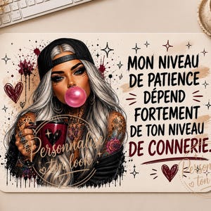 May include: A rectangular mouse pad featuring an illustration of a person with long silver hair, a black baseball cap, and tattoos, blowing a pink bubblegum bubble while holding a dark mug. The text reads: MON NIVEAU DE PATIENCE DÉPEND FORTEMENT DE TON NIVEAU DE CONNERIE.