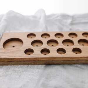 Eikenhouten organizer voor essentiële oliën – opbergruimte voor roll-on dispensers (5 ml, 10 ml, 15 ml) en pompflacons – handgemaakte houten wellnesscontainer