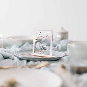 Wooden square wedding table numbers – Personalized table numbers in cursive script – Handmade table decorations from Bavaria