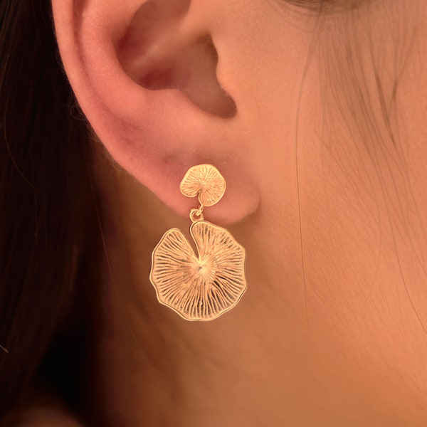 Große Lotusblatt-Ohrringe, 18 Karat vergoldete Ohrringe, goldene Ohrhänger, goldene Blumenohrringe, perfekt für sie