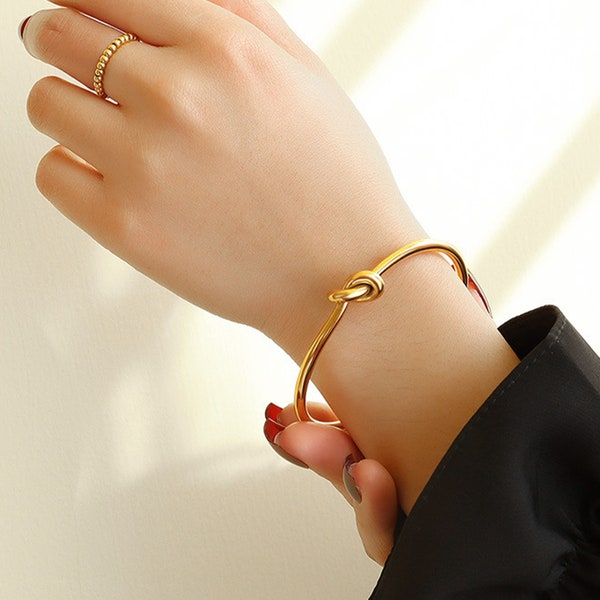 Brazalete de nudo chapado en oro de 18k, Joyería de pulsera de brazalete fino, Brazalete de nudo de amor, Pulsera de dama de honor