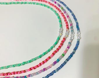 Collar de cuentas de colores con detalles de cristal / Gargantilla delicada de cuentas / Joyería bohemia de verano / Regalo hecho a mano para ella