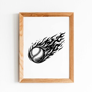Op de afbeelding: Zwart-wit honkbal kunstafdruk. De afbeelding toont een honkbal omgeven door vlammen, wat een dynamisch ontwerp cre&euml;ert. Het kunstwerk is ingelijst in een natuurlijke houten lijst, wat een klassieke touch toevoegt aan de sportthema-decoratie.