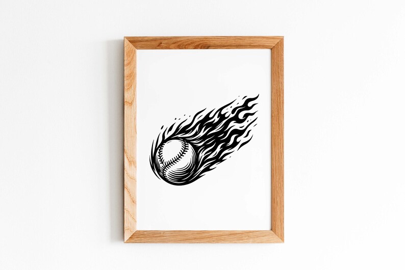 Op de afbeelding: Zwart-wit honkbal kunstafdruk. De afbeelding toont een honkbal omgeven door vlammen, wat een dynamisch ontwerp cre&euml;ert. Het kunstwerk is ingelijst in een natuurlijke houten lijst, wat een klassieke touch toevoegt aan de sportthema-decoratie.