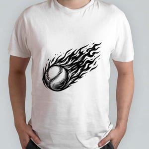Op de afbeelding: Wit T-shirt met een zwarte afbeelding van een honkbal in vlammen. De honkbal heeft gedetailleerde stiksels en de vlammen cre&euml;ren een dynamisch ontwerp. Het shirt is een klassiek model met ronde hals.