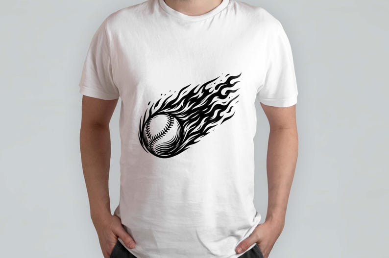 Op de afbeelding: Wit T-shirt met een zwarte afbeelding van een honkbal in vlammen. De honkbal heeft gedetailleerde stiksels en de vlammen cre&euml;ren een dynamisch ontwerp. Het shirt is een klassiek model met ronde hals.