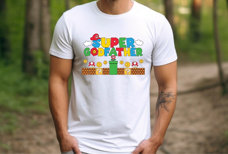 Puede incluir: Camiseta blanca con un gr&aacute;fico colorido de un personaje de videojuego y el texto "SUPER GODFATHER".