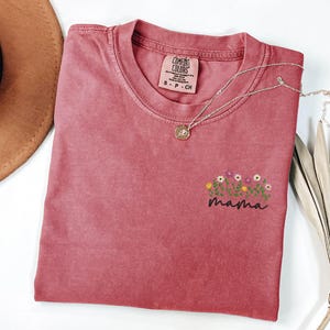 Mama Floral Embroidered T-Shirt, Mother’s Day Gift, Minimalist Flowers Mama Embroidery Shirt, Mama & Flowers Embroidered Shirt, New Mom Gift