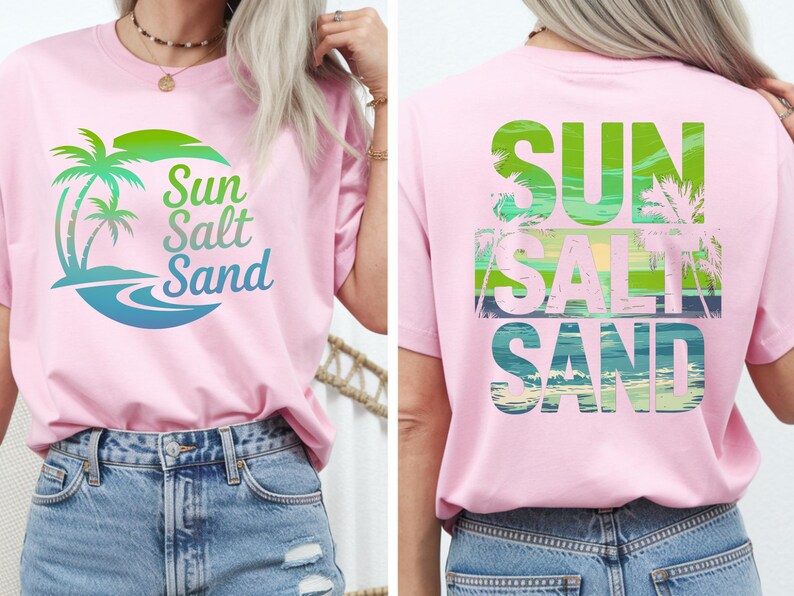 K&ouml;nnte beinhalten: Hellrosa T-Shirt mit den Worten "Sun Salt Sand" in Gr&uuml;n und Blau, mit einer Palmen-Grafik. Auf der R&uuml;ckseite des Shirts stehen ebenfalls die Worte "Sun Salt Sand". Das Shirt wird mit blauen Jeansshorts kombiniert.