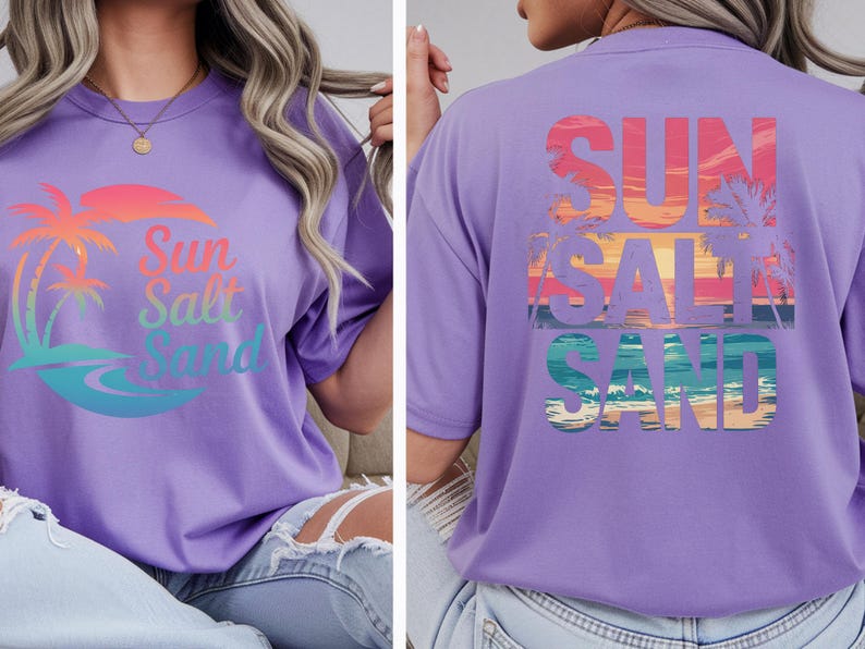 K&ouml;nnte beinhalten: Ein lilafarbenes T-Shirt mit dem Schriftzug "Sun Salt Sand" in einem Farbverlauf und einem Palmenmotiv auf der Vorderseite. Auf der R&uuml;ckseite des Shirts befindet sich derselbe Text und ein Sonnenuntergangsdesign.