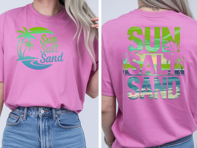K&ouml;nnte beinhalten: Ein pinkfarbenes T-Shirt mit tropischem Design. Auf der Vorderseite stehen die Worte "Sun Salt Sand" in Gr&uuml;n-, Blau- und Gelbt&ouml;nen mit Palmen und Wellen. Auf der R&uuml;ckseite des Shirts wird der Text in &auml;hnlicher Weise wiederholt.