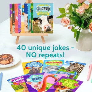 Pu&ograve; includere: Un set di 40 carte di barzellette uniche con vari animali e giochi di parole. Le carte sono colorate e presentano illustrazioni di una mucca, un orso, un delfino, un maiale, un fenicottero, una zebra, un cane e un coniglio. Il testo sulle carte dice "Cosa leggono le mucche al mattino?" e "Cosa ha detto il coniglietto alla carota?"