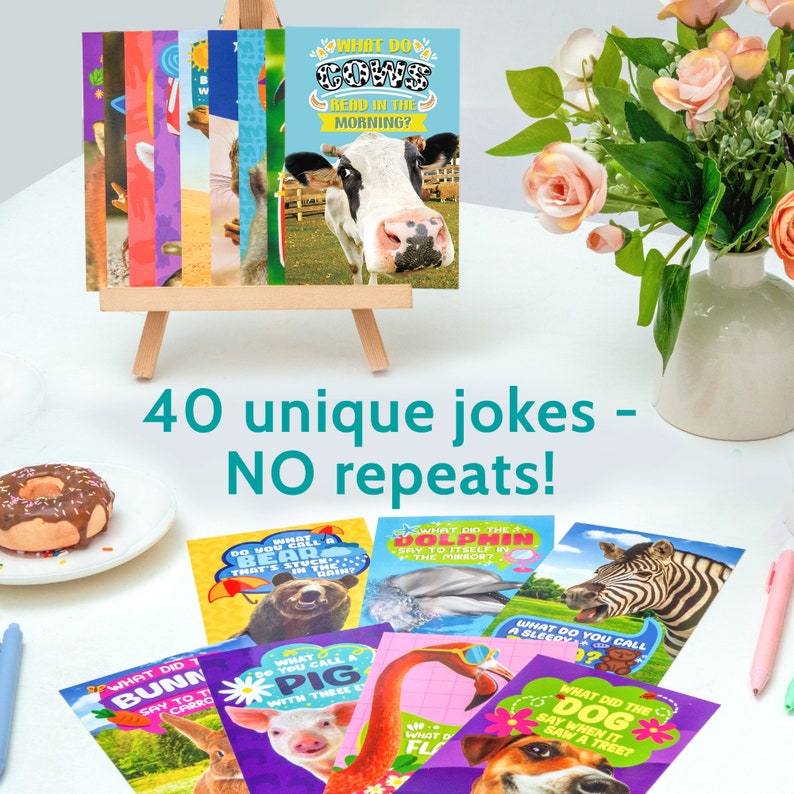 Pu&ograve; includere: Un set di 40 carte di barzellette uniche con vari animali e giochi di parole. Le carte sono colorate e presentano illustrazioni di una mucca, un orso, un delfino, un maiale, un fenicottero, una zebra, un cane e un coniglio. Il testo sulle carte dice "Cosa leggono le mucche al mattino?" e "Cosa ha detto il coniglietto alla carota?"