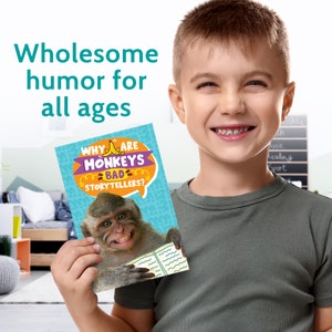 Pu&ograve; includere: Un bambino piccolo tiene in mano un libro intitolato "Why Are Monkeys Bad Storytellers?" Il libro presenta una scimmia dei cartoni animati con un sorriso pieno di denti. Il libro ha uno sfondo blu con accenti gialli e arancioni. Il testo "Wholesome humor for all ages" &egrave; scritto in grandi lettere turchesi nella parte superiore dell'immagine.