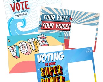 Op de afbeelding: Een verzameling kleurrijke ansichtkaarten met politieke boodschappen. Eén kaart leest "One VOTE can rock THE BOAT!" met een golfafbeelding. Andere kaarten zeggen "YOUR VOTE YOUR VOICE!" en "VOTING IS YOUR SUPER POWER!".